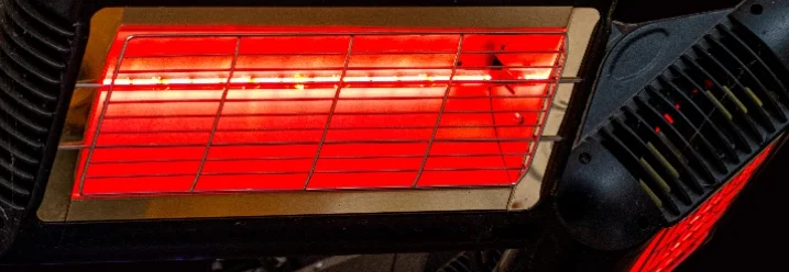 Elektrischer Heizstrahler mit glühenden Heizstäben